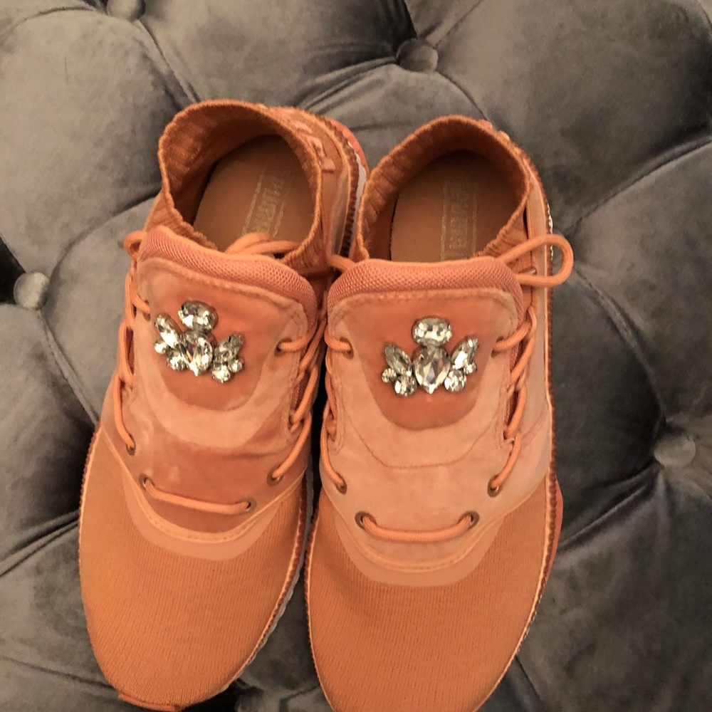 Woman’s pumas - Picture 3 of 7